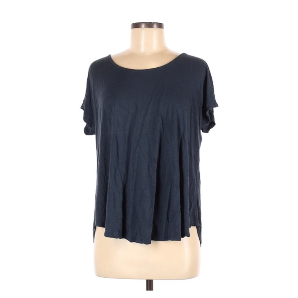 Comfortable top cute criss cross detailing!